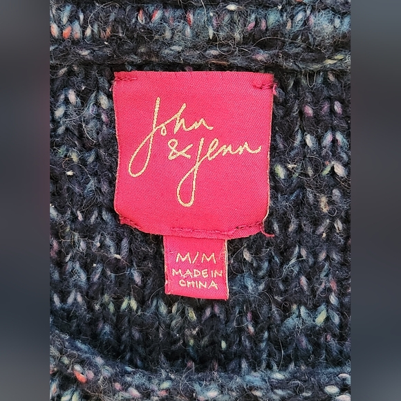 John & Jenn Comfy Sweater Size M - Picture 3 of 6